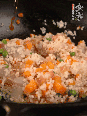 加入糯米翻炒均勻。最后加入蝦仁，用1勺料酒、1勺生抽、1/2勺鹽調(diào)味。