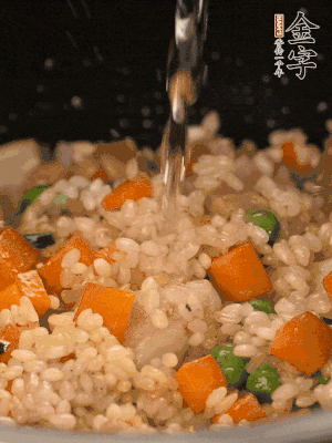 把食材轉(zhuǎn)移到電飯鍋中，倒入點清水，正常煮飯。