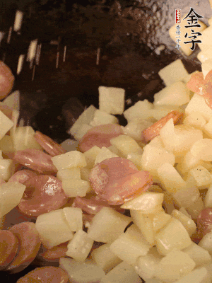 再放烤腸片煎熟。撒點鹽、孜然粉、辣椒面。