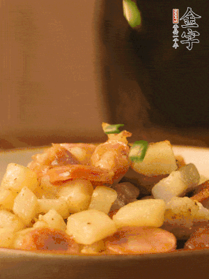 翻炒均勻，撒上蔥花后即可。