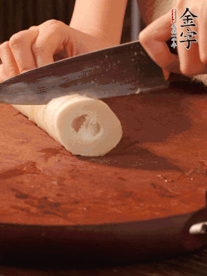 春筍去殼切滾刀塊，焯水備用。