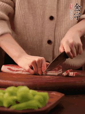金字淡咸肉切片，冷水入鍋，加姜片、料酒略焯水。同步，五花肉切塊焯水。