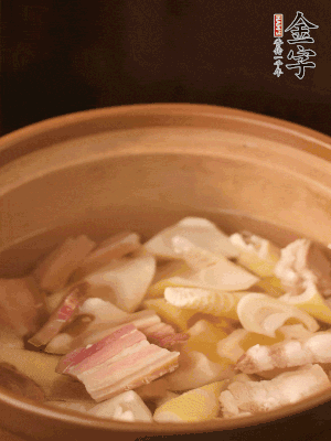 春筍、咸肉、咸肉一起入砂鍋，加姜片、料酒、清水大火煮沸到湯色變白。轉(zhuǎn)小火慢篤半小時(shí)。