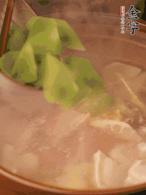 再加入焯水過的百葉結(jié)、萵筍塊燉15-20分鐘。