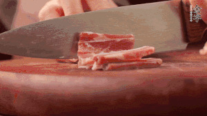 200g金字淡咸肉、100g冬筍、100g香干分別切細(xì)丁。