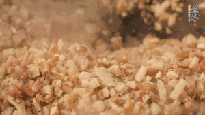 鍋中熱油，依次下食材翻炒，加2勺料酒、少許胡椒粉調(diào)味，撒蔥花攪拌均勻。