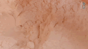 糯米粉中加入溫水，反復(fù)揉成團。