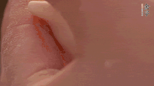 取一小團面，用掌心搓成小球狀，從小球中心捏窩，放入餡料，封口后，留出小尾巴。