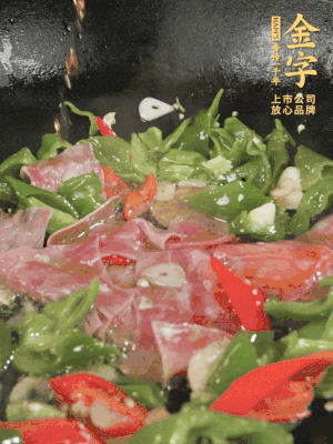 再下蒸炒火腿煸炒，加少許白糖提鮮。