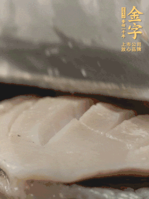 鮑魚用勺子撬出來，去掉內(nèi)臟和牙齒，加面粉、白醋、鹽、啤酒抓一下，清水洗凈，切花刀。