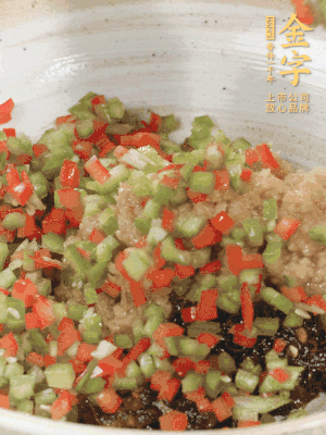 XO醬、蒜蓉醬、青紅椒粒攪拌成醬料。