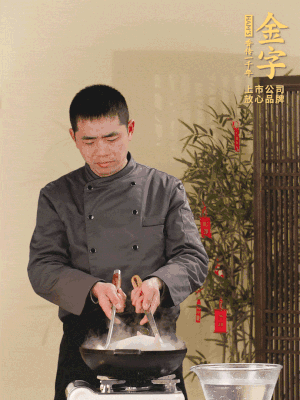 整只土雞冷水下鍋，加蔥姜、料酒焯水，撈出后用溫水清洗干凈。