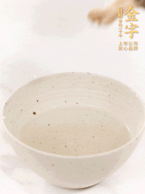 羊肚菌流水洗凈2遍后，溫水泡發(fā)15-20分鐘。