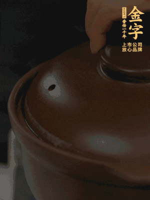 雞、火腿、姜片一起放入砂鍋中，大火轉(zhuǎn)小火燉2小時(shí)。