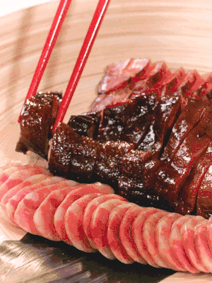 香腸、醬肉適合切片、醬鴨適合切塊。