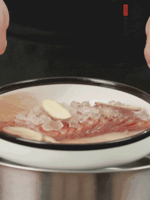 置于盤中，加冰糖100g、黃酒100g、水200g，上鍋蒸20分鐘。