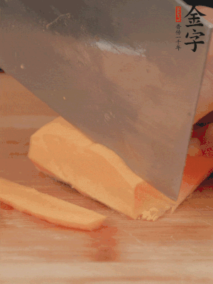 南瓜改刀切片，把蒸好的火腿鋪到南瓜上。