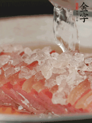 依舊放上冰糖100g、黃酒100g、水200g，鍋中再蒸15分鐘。