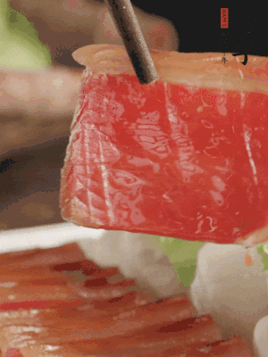 吃的時(shí)候，把薄片火腿放入荷葉夾中就可以了。