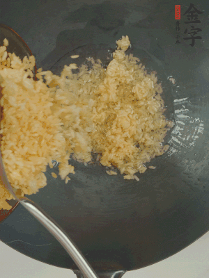 熱油下鍋，邊按壓邊翻炒均勻。