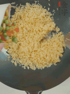 下豌豆粒、胡蘿卜粒、玉米粒。（買現(xiàn)成冷凍的雜菜即可，非常方便）