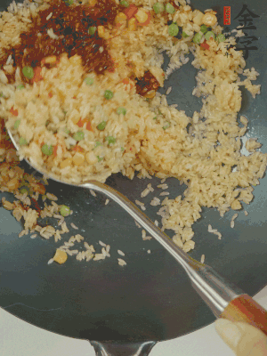 翻炒熟后，加金字火腿XO醬。