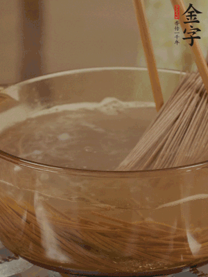 水開(kāi)后下蕎麥面，煮2分鐘后過(guò)涼水備用。