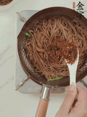 下蕎麥面，淋上少許醬油，加2勺金字火腿大師醬略翻炒即可。