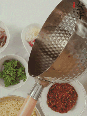 蒜末、小米辣、芝麻淋上熱油。