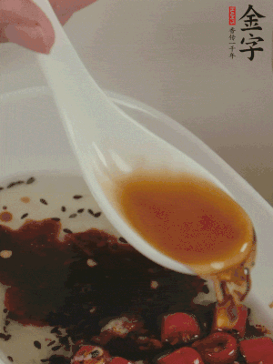 再加2勺生抽、1勺香醋攪拌。