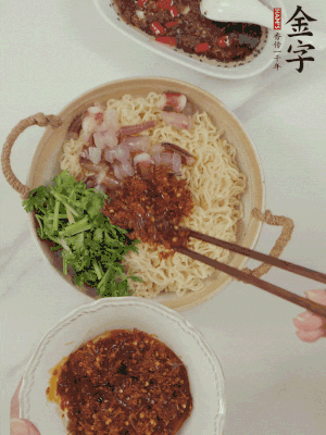 在面上鋪魷魚、香菜、金字火腿大師醬。