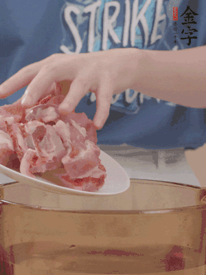 排骨剁小塊，加姜片、料酒沸水下鍋焯水。
