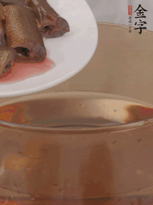 處理干凈的黃鱔段，加姜片、料酒沸水下鍋焯水。撈出用涼水沖洗干凈。