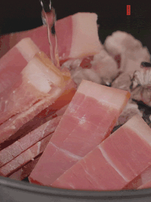 排骨、黃鱔段、金字火腿片放入砂鍋中，加沒過食材的水。