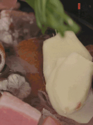 加姜片、蔥結、料酒。