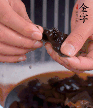 木耳冷水泡發(fā)，處理成小塊。（如果是小木耳就不用切了）