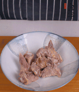 排骨加1勺黃酒、1勺蠔油、1勺玉米淀粉、1/4勺胡椒粉腌制半小時。