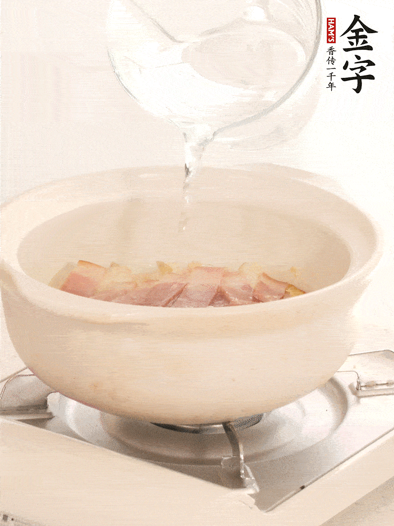 放入火腿片，加開水，再加入豆腐