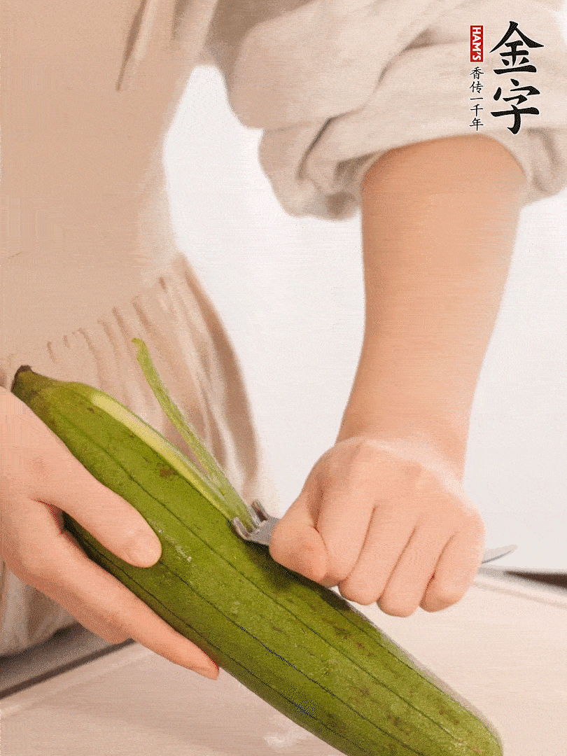 絲瓜去皮切滾刀塊用鹽殺一下水分洗凈。