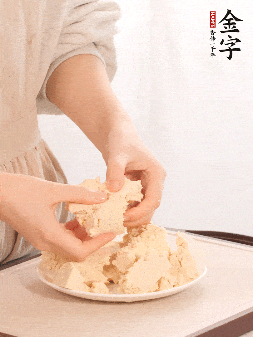 老豆腐用手掰成塊。