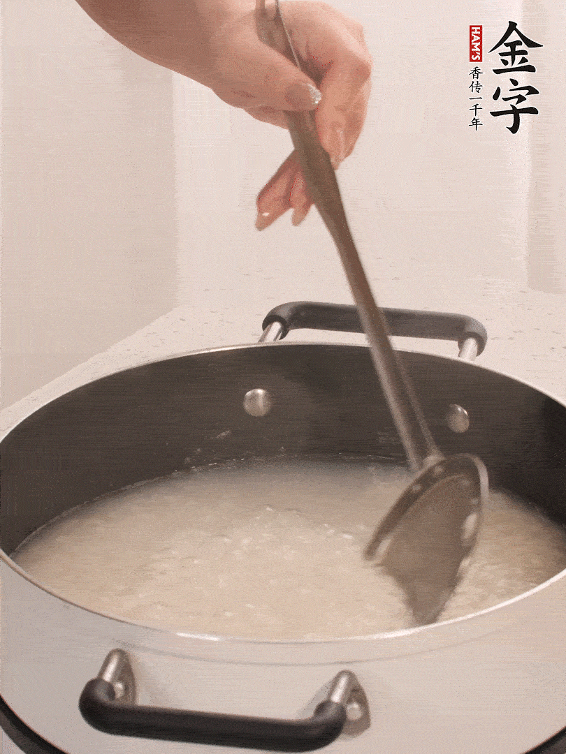 香菇、土豆、胡蘿卜、金字土香腸切小塊。