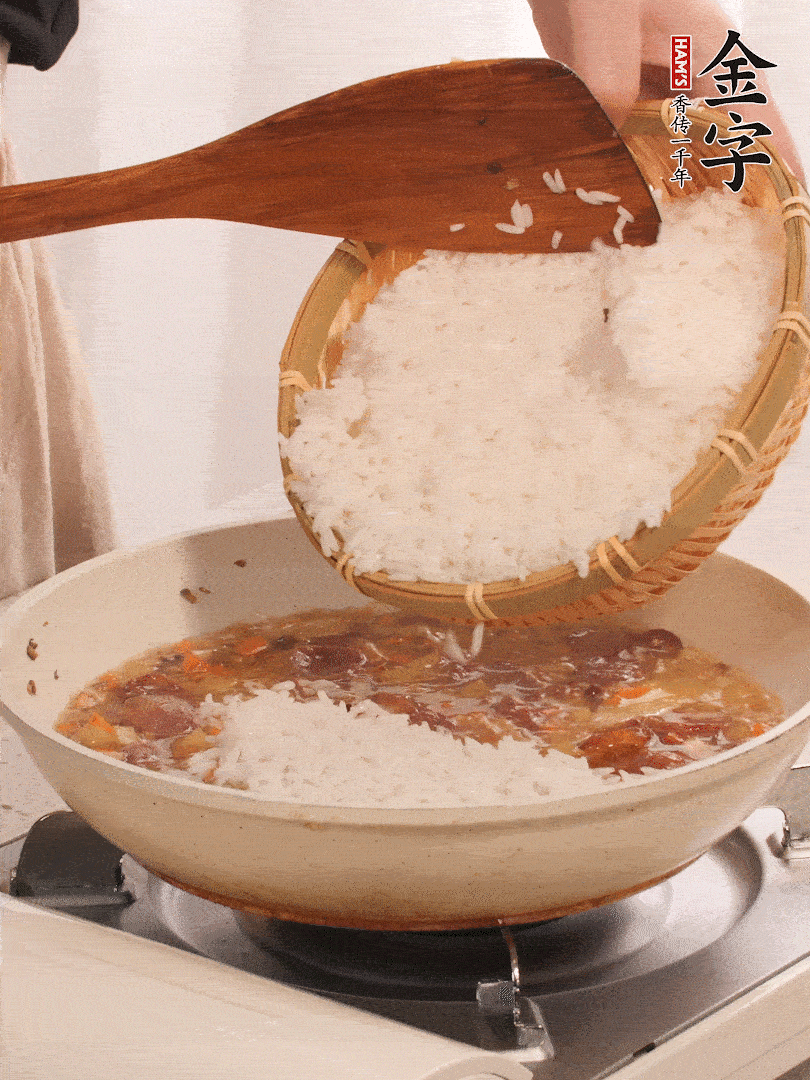 熱鍋燒油，香腸煸出油，加姜片去腥，加土豆、胡蘿卜、香菇翻炒到半熟，隨后加豆角、2小勺鹽、1大勺生抽，煸炒均勻。