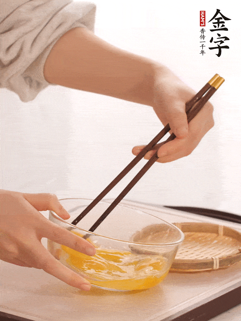 兩顆雞蛋打散。