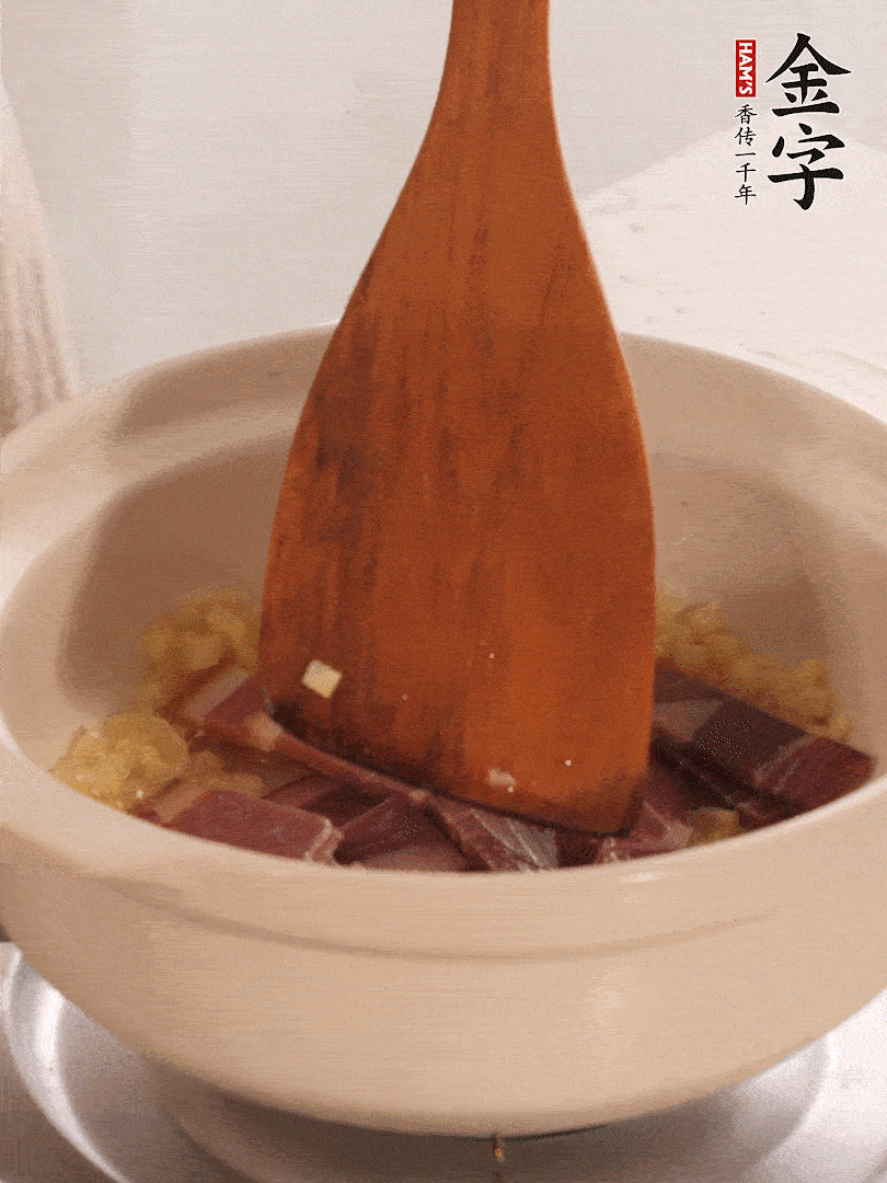 加熱水，加入白菜蓋上蓋子煨煮3分鐘。