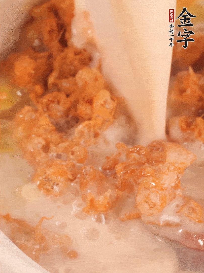 加入蛋酥再煨煮2分鐘，加入豆?jié){。