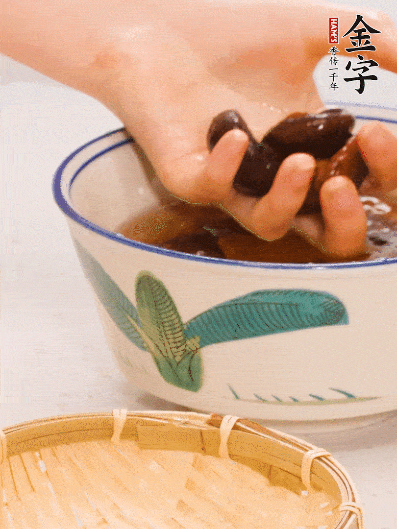 干香菇提前泡發(fā)切片，泡香菇水留著備用。