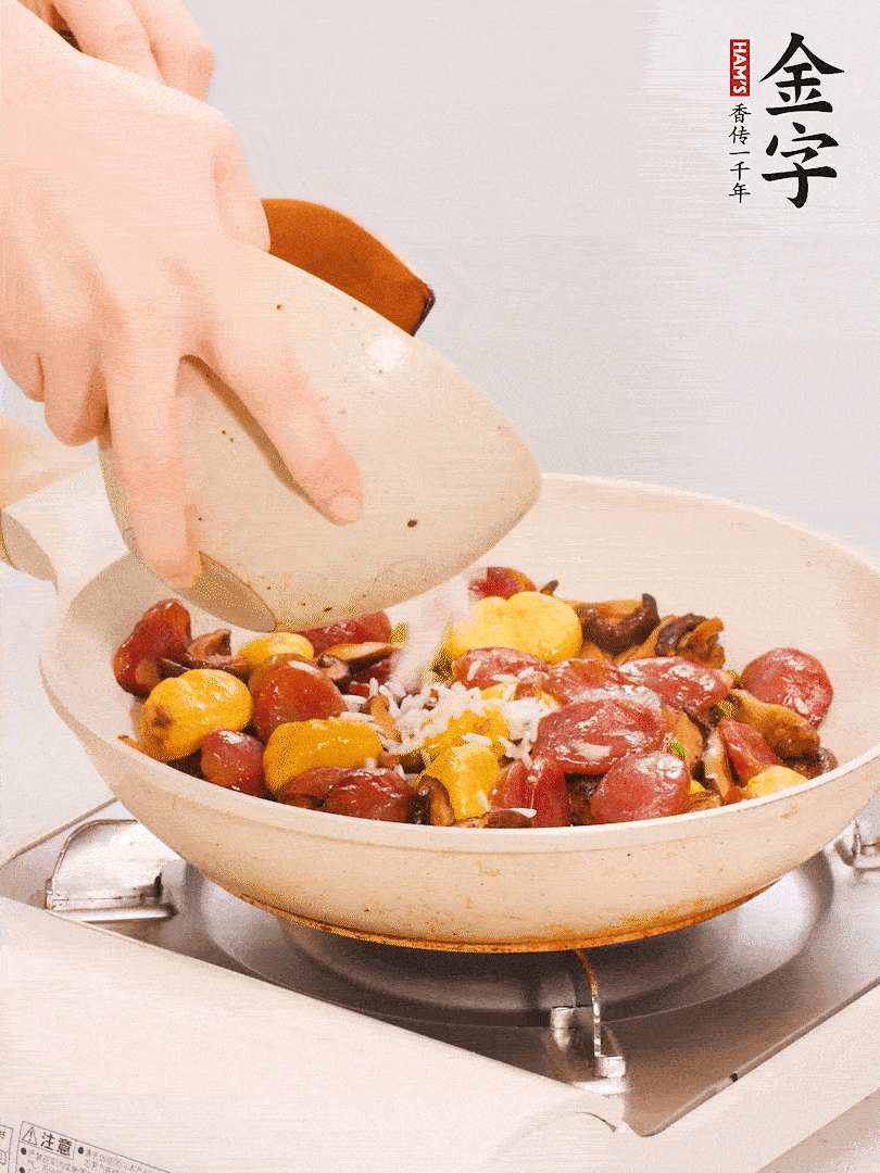 把米淘洗干凈，放入切好的香菇、板栗、毛豆。