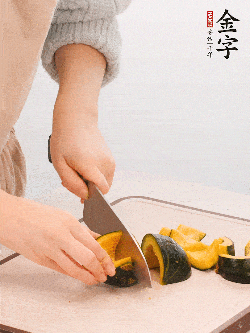 貝貝南瓜切小塊，生姜切成姜絲。