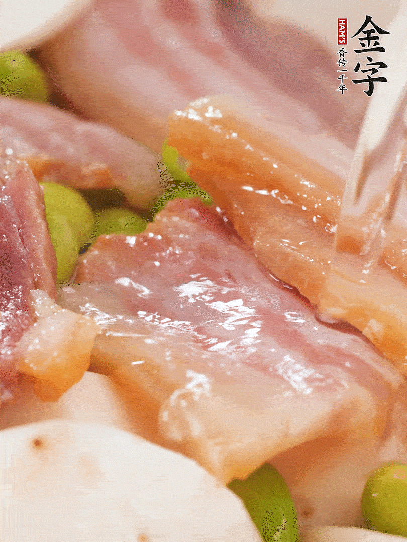 倒入芋艿、熟毛豆，翻炒均勻，加1小碗水煮開