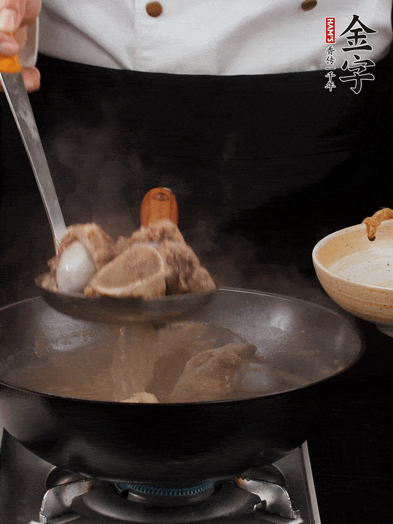 大筒骨清水浸泡30分鐘，中途換水2-3次。冷水下鍋，加姜片、料酒焯水，撇去浮沫。